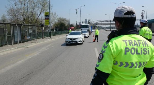 Polis ekipleri sokağa çıkma yasağına uymayanlara ceza kesti