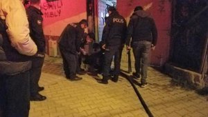 Polis ve itfaiyeye saldıran 3 kişiye sosyal mesafeyi ihlalden para cezası