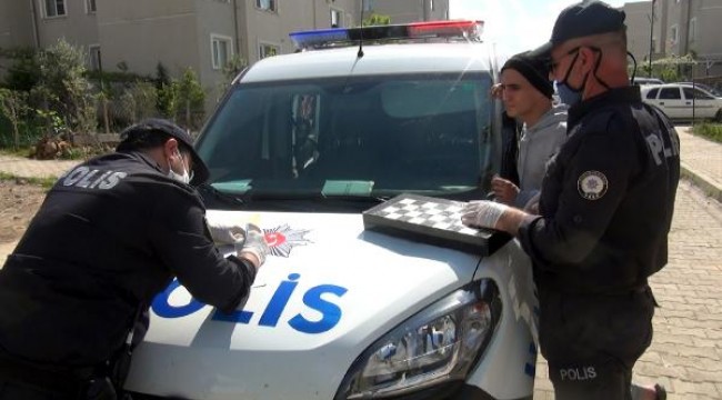 Polisi görünce tavlayı bırakıp kaçtı