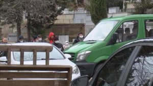 Prof. Cemil Taşçıoğlu'nun mezarına oğlu kaşkolunu bağladı