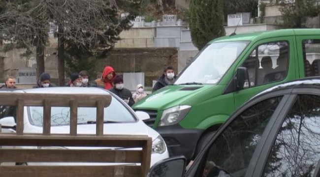 Prof. Cemil Taşçıoğlu'nun mezarına oğlu kaşkolunu bağladı