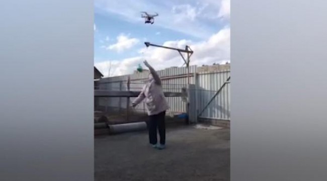 Rusya'da karantinaya karşı drone ile kek servisi