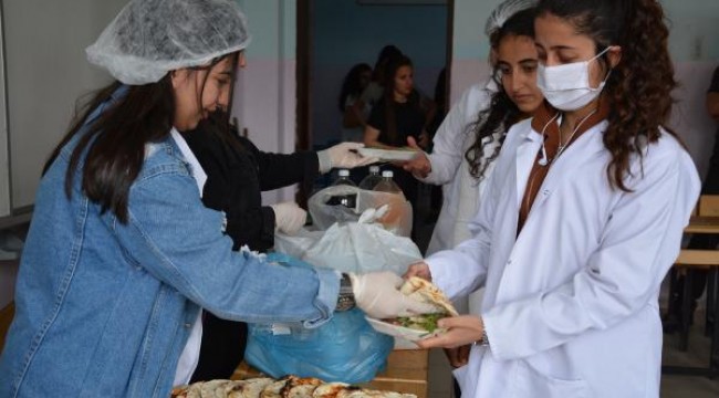 Silopi'de maske üreten öğrencilere hayırseverden yemek