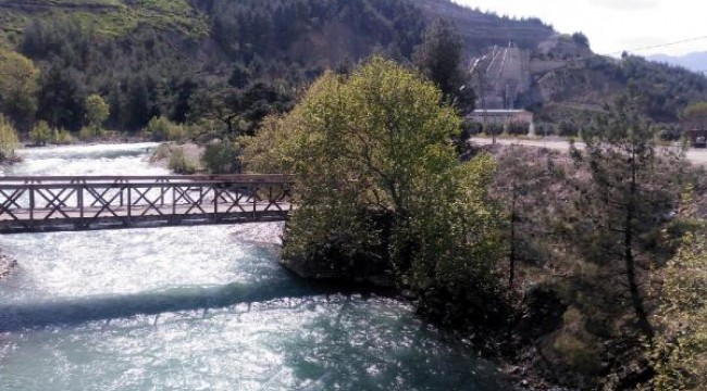 Sır Baraj Gölü'ndeki renk değişimi araştırılıyor