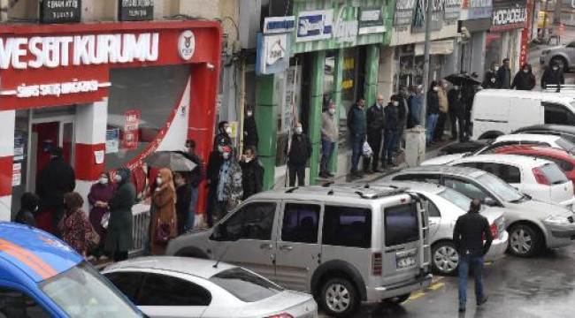 Sivas'ta, Et ve Süt Kurumu önünde 'sosyal mesafeli' kuyruk Genel
