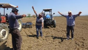 Sokaklar boşaldı, çiftçiler hem çalıştı hem oynadı