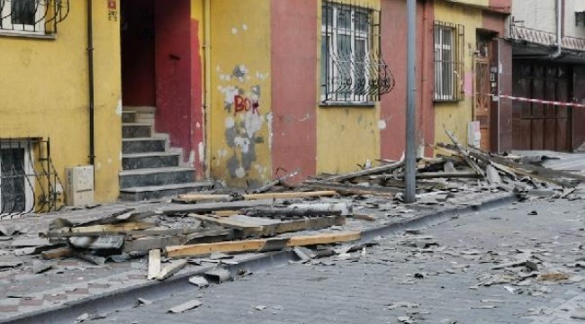 Sultangazi'de fırtına çatıyı uçurdu: 4 araç ve bir ev zarar gördü