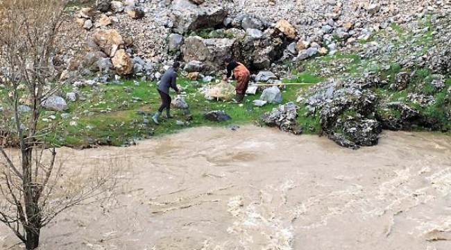 Taşan derelere ağ atarak, balık yakaladılar