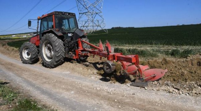 Tekirdağ'a kaçak gelenler araçlarıyla geçtikleri tarlalara zarar verdi