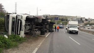 TIR, yol kenarına devrildi