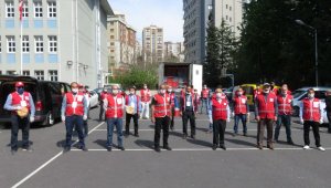 Türk Kızılayı Kadıköy'de Ramazan pidesi dağıttı