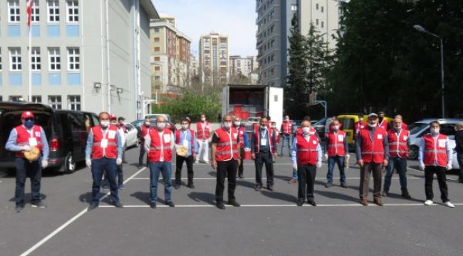 Türk Kızılayı Kadıköy'de Ramazan pidesi dağıttı