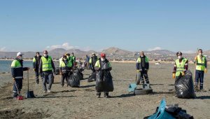 Van Gölü sahilinde 40 ton çöp toplandı