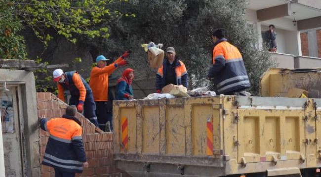 Yalnız yaşayan kadının evinden 5 kamyon çöp çıktı