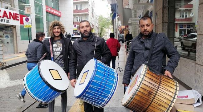 Yaptığı ramazan davullarını satışa çıkardı