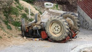 Yaşı küçük iki kardeşin bindiği traktör devrildi: 1 ölü, 1 yaralı