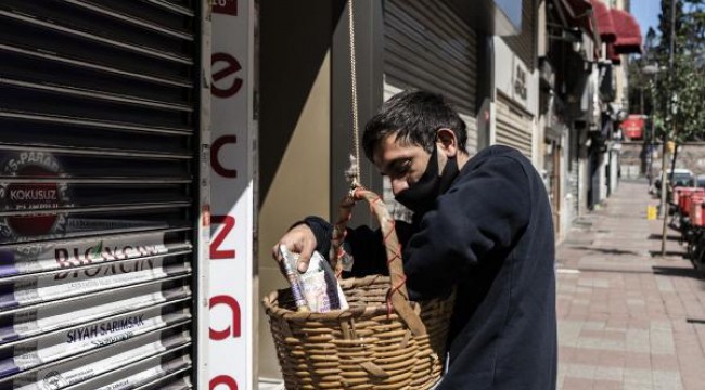 'Yazıyor yazıyor, gazeteler koronavirüsü yazıyor," diyerek sokaklarda gazete sattılar