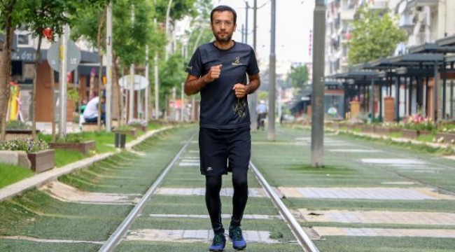 30 yıllık berber, tramvay yolunda maratona hazırlanıyor