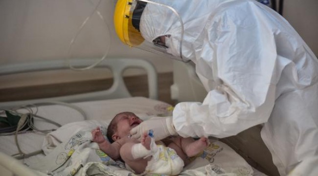 45 günlük Amine bebeğe maske takıldı, alkışlarla yoğun bakımdan çıkarıldı