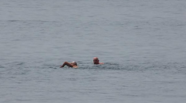 65 yaş üstü Kadıköy'de denize girdi, yürüyüş yaptı