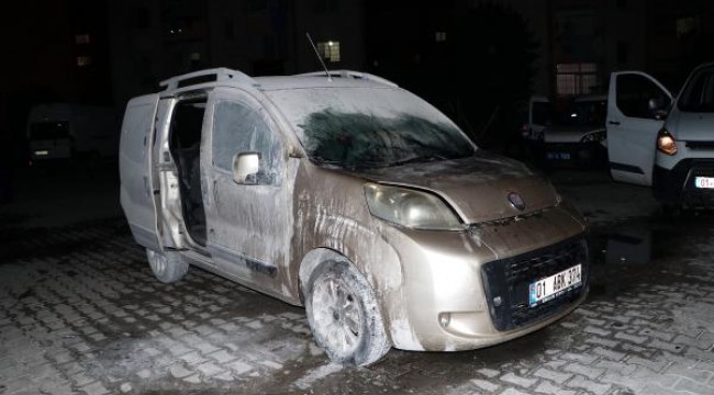 Adana'da iki şüpheli, park halindeki hafif ticari aracı kundakladı