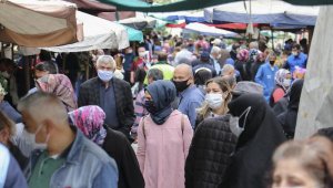 Ankara'da, kısıtlama sonrası semt pazarında yoğunluk