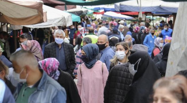 Ankara'da, kısıtlama sonrası semt pazarında yoğunluk