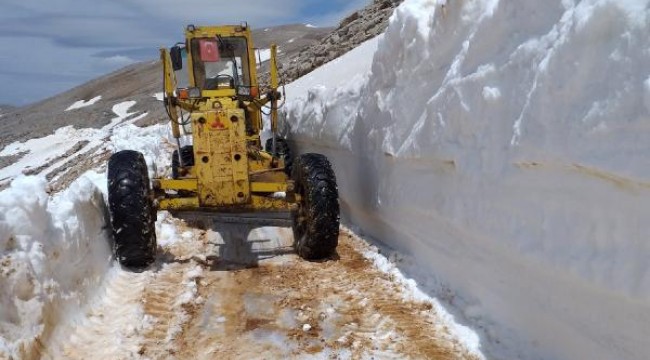 Antalya'da, 10 metrelik karla kaplı yayla yolu açılıyor