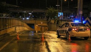 Atılan çöpler giderleri tıkadı, altgeçidi su bastı