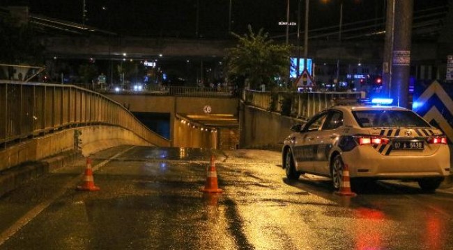 Atılan çöpler giderleri tıkadı, altgeçidi su bastı