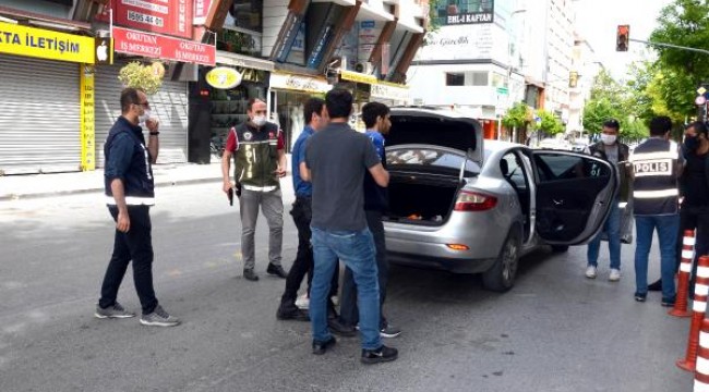 Avcılar'da yasağa uymayan 3 kişiye ceza yazıldı, birinin üzerinde tabanca bulundu