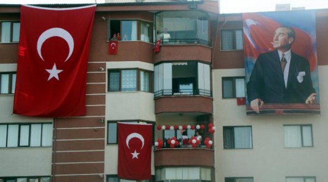 Balkonlarına çıkan vatandaşlara spor yaptırdılar