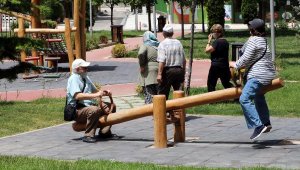 Eskişehir'de parkları dolduran 65 yaş üzerindekiler, tahterevalliye bindi