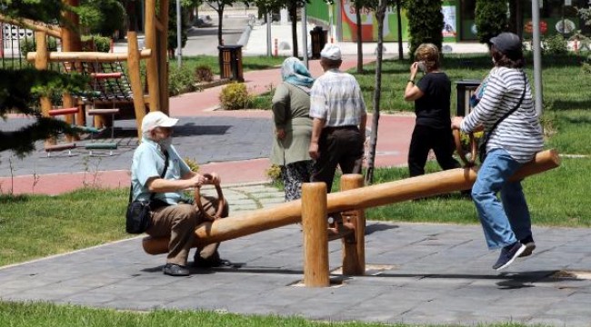 Eskişehir'de parkları dolduran 65 yaş üzerindekiler, tahterevalliye bindi