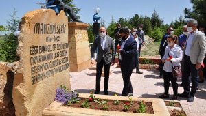 Halk ozanı Aşık Mahzuni Şerif, mezarı başında anıldı