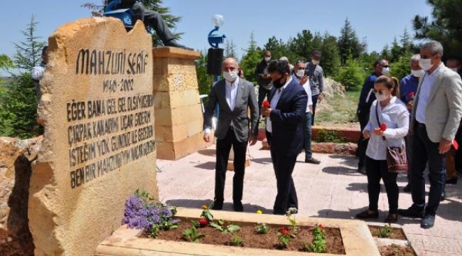 Halk ozanı Aşık Mahzuni Şerif, mezarı başında anıldı