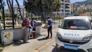 İzmir'de, 65 yaş ve üstü vatandaşların yardımına polis koştu