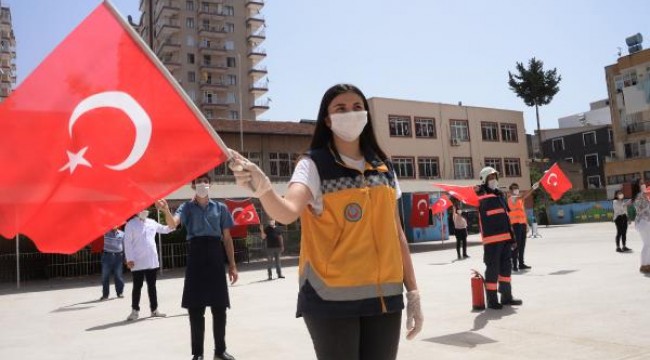 Kamu çalışanlarının kostümleriyle 'Evde Kal' mesajı verdiler