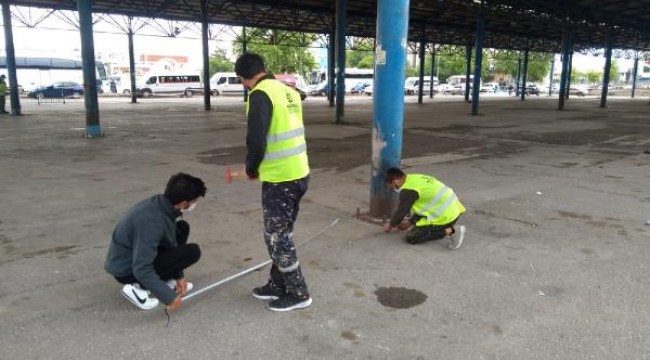 Kocaeli'de, cuma namazı öncesi 150'şer bin maske ve seccade dağıtımı