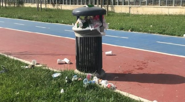 Küçükçekmece'de park çöple doldu taştı