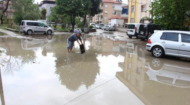 Kula'da sağanak yağışta sokaklar göle döndü