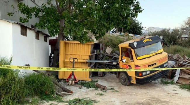 Kum boşaltırken yan yatan damperin altında kalan küçük Saydan, öldü