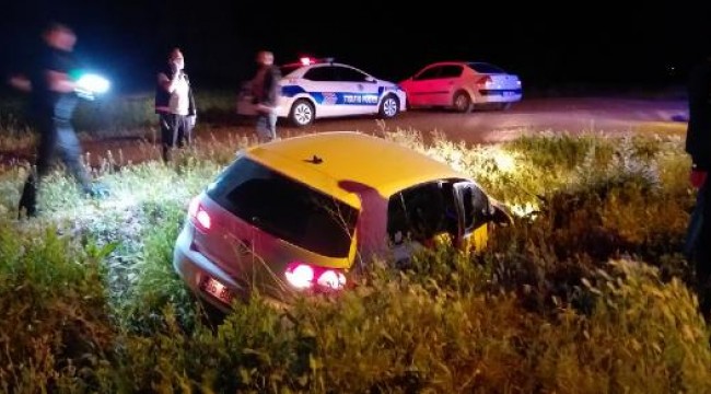 Polisin 'dur' ihtarına uymadılar, otomobil kanala düşünce yakalandılar