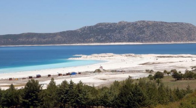 Salda Gölü'nün taşınan kumları, eski yerine alındı