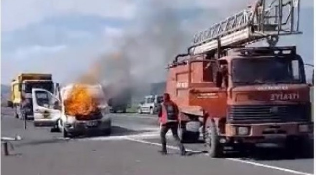 Seyir halindeki kamyonetin motoru tutuştu