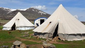 Sınıf öğretmeni, okulların tatil edilmesiyle konargöçer hayatına başladı