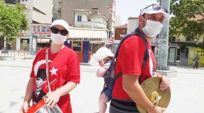 Sırtındaki 6 aylık oğlu ile bando takımıyla gösteri yaptı