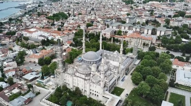 Sultanahmet Camii ilk Cuma namazı için dezenfekte edildi