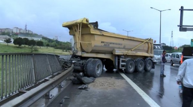 TEM Otoyolu'nda hafriyat kamyonu bariyerlere çarptı: 3 yaralı 