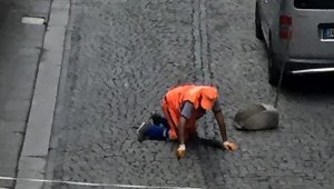 Temizlik görevlisi kaldırım taşları arasındaki izmaritleri elleriyle topladı